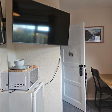 Double Bedroom Located Close To Manchester Airport Wythenshawe Exterior photo