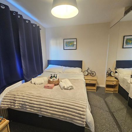 Double Bedroom Located Close To Manchester Airport Wythenshawe Exterior photo