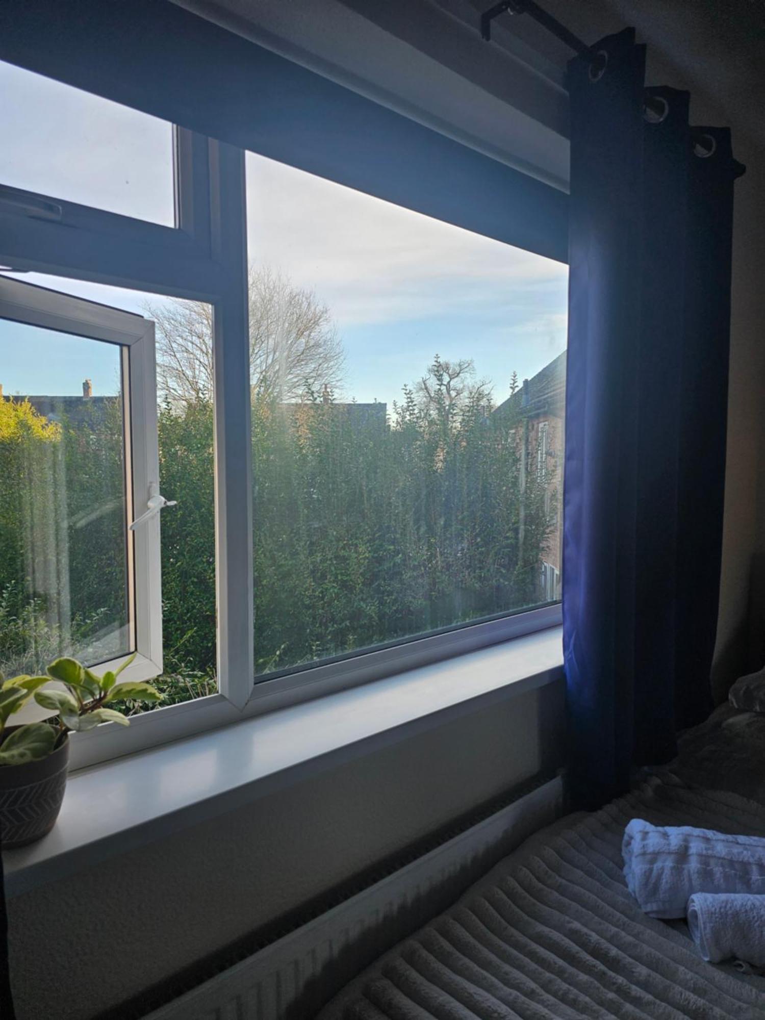 Double Bedroom Located Close To Manchester Airport Wythenshawe Exterior photo