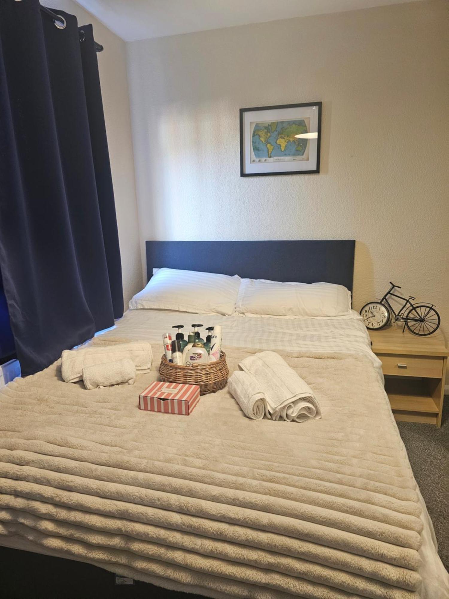 Double Bedroom Located Close To Manchester Airport Wythenshawe Exterior photo