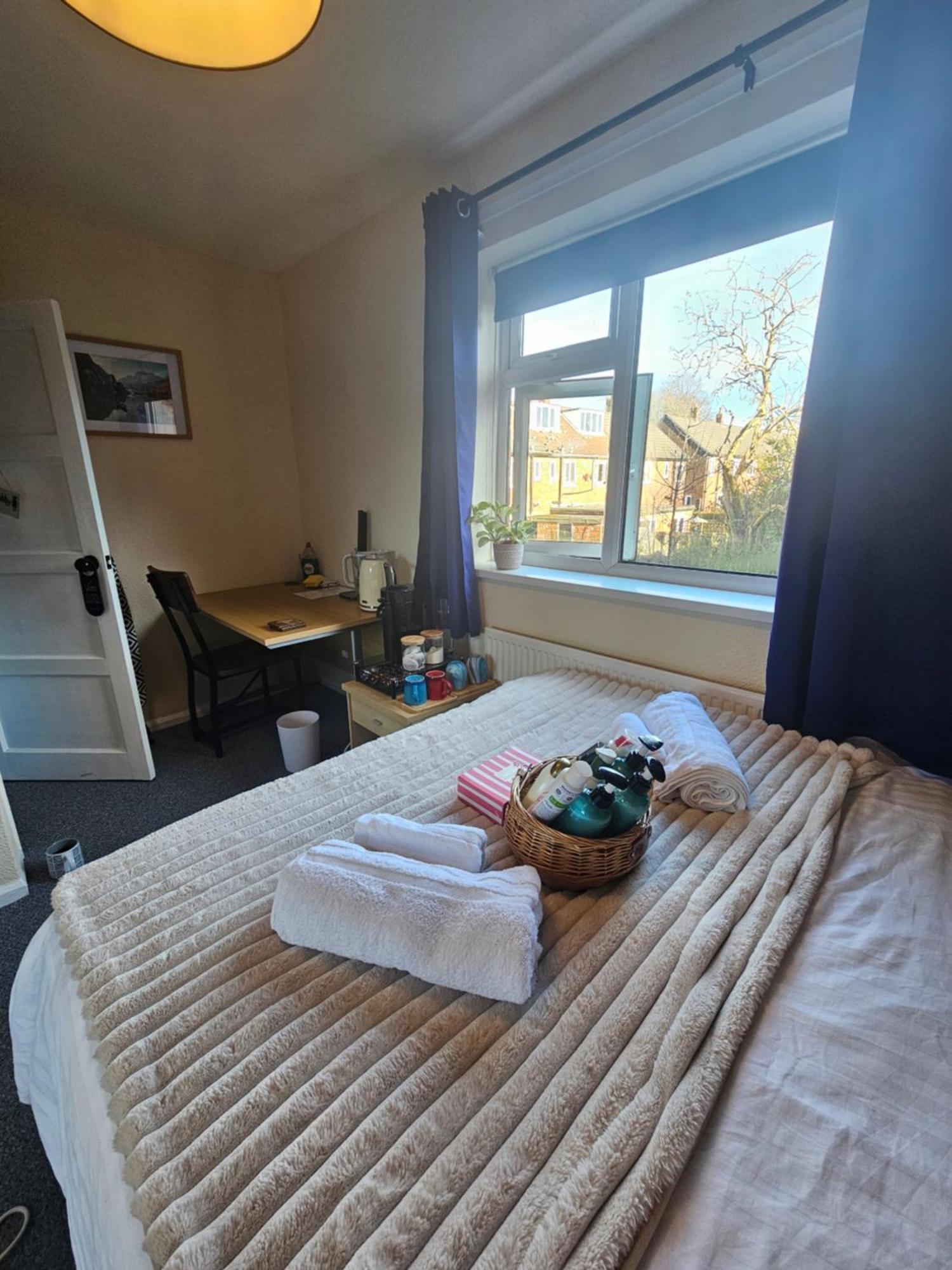 Double Bedroom Located Close To Manchester Airport Wythenshawe Exterior photo