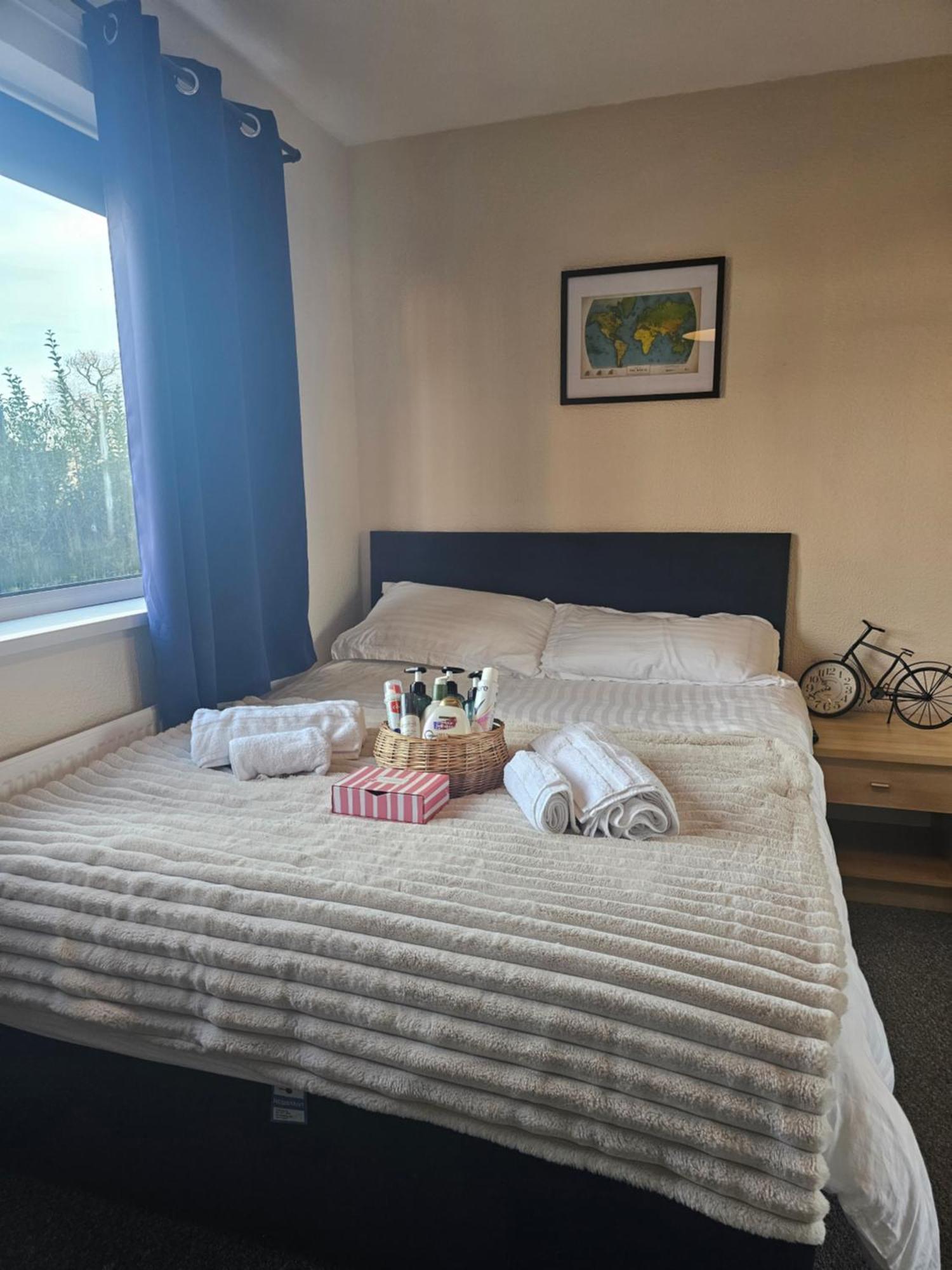 Double Bedroom Located Close To Manchester Airport Wythenshawe Exterior photo
