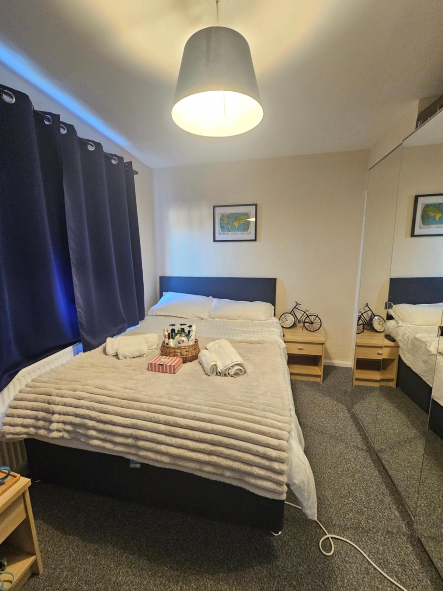 Double Bedroom Located Close To Manchester Airport Wythenshawe Exterior photo